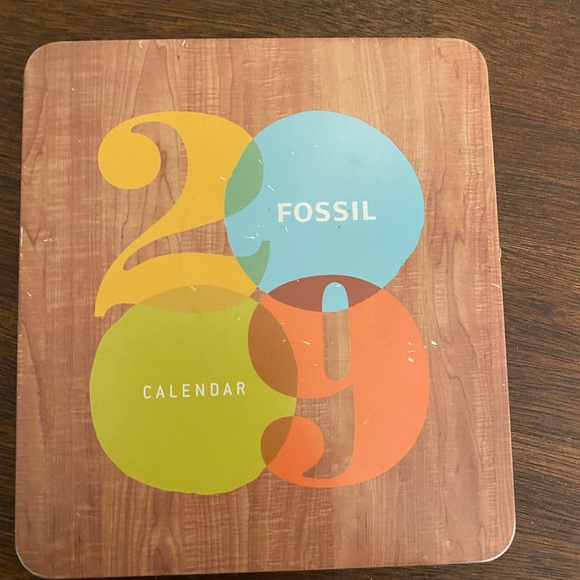 FOSSIL~Vintage look Fossil 2009 collectible desk calendar in great condition!!📆 - Picture 2 of 6